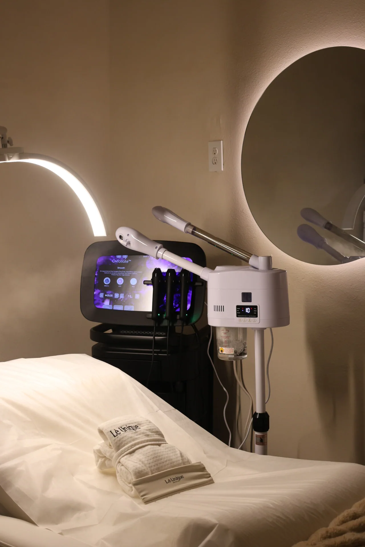 Geneo X treatment room at Lè Unique Skinlab